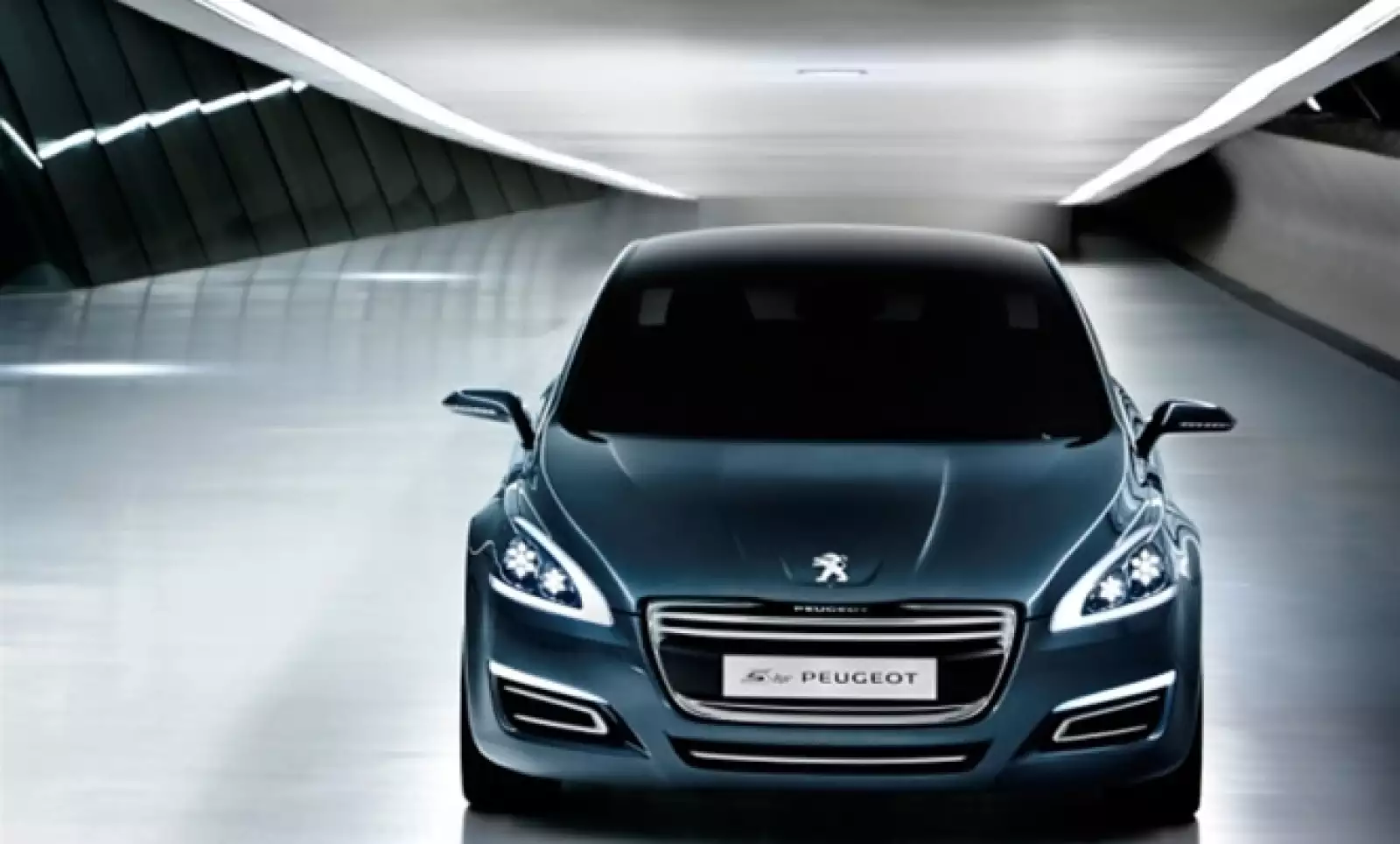 El Concept 5 de Peugeot confirm la estrategia medioambiental de Peugeot, combinando un motor de 163 caballos de potencia y en su parte trasera un eléctrico de 37 HP.