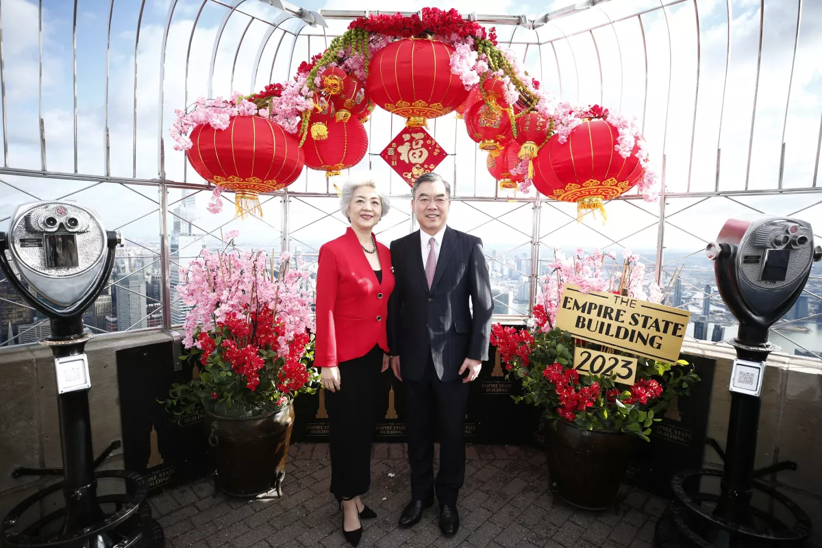 Zhang Aiping y el Cónsul General de China, Huang Ping