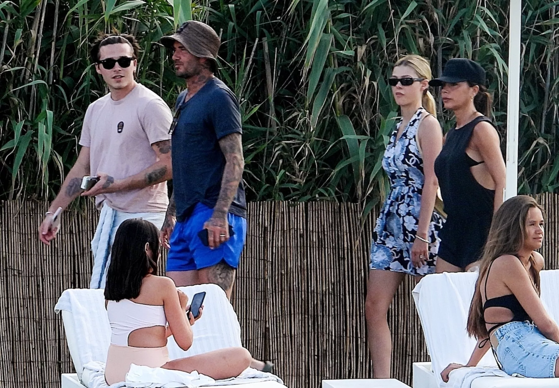 PREMIUM EXC The Beckhams and Nicola Peltz