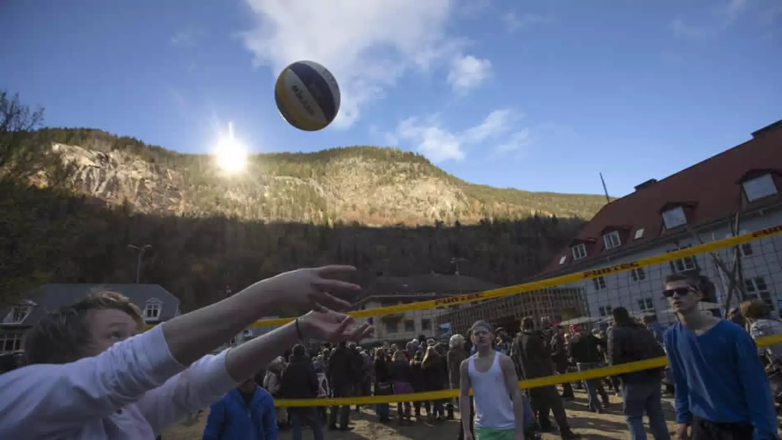 poblado celebra la luz natural