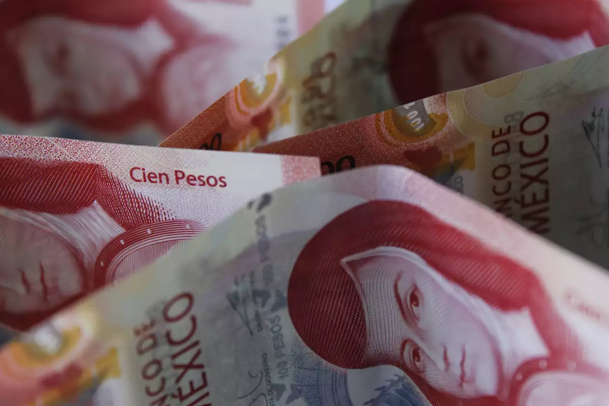 El billete de formato vertical está impreso en polímero y presenta a una de las heroínas y poeta / escritora de México: Sor Juana Inés de la Cruz.