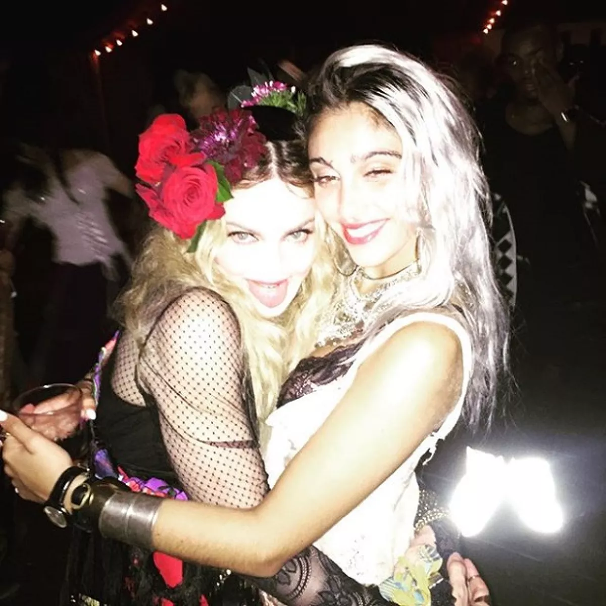 Lourdes está fungiendo como mediadora entre su madre y su hermanastro.