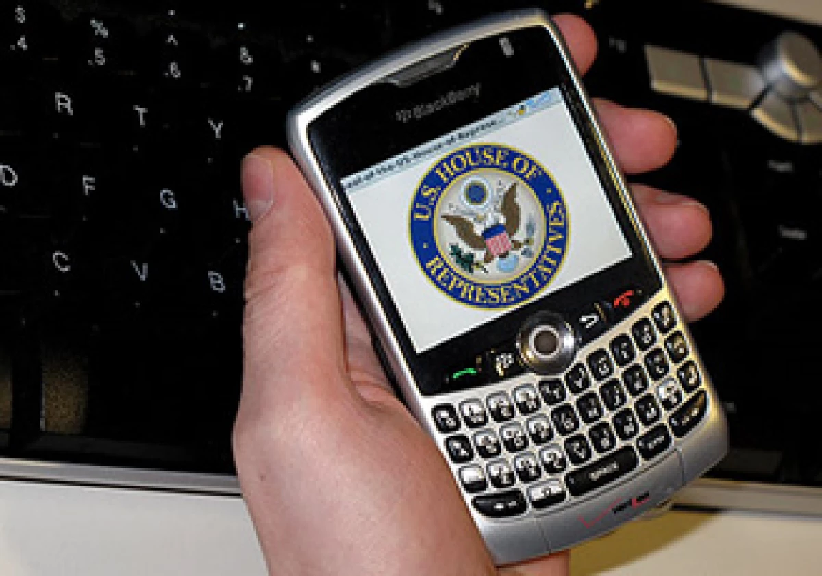 El uso de la BlackBerry que recibe correos es una forma de recibir notificaciones del trabajo. (Foto: CNNMoney)