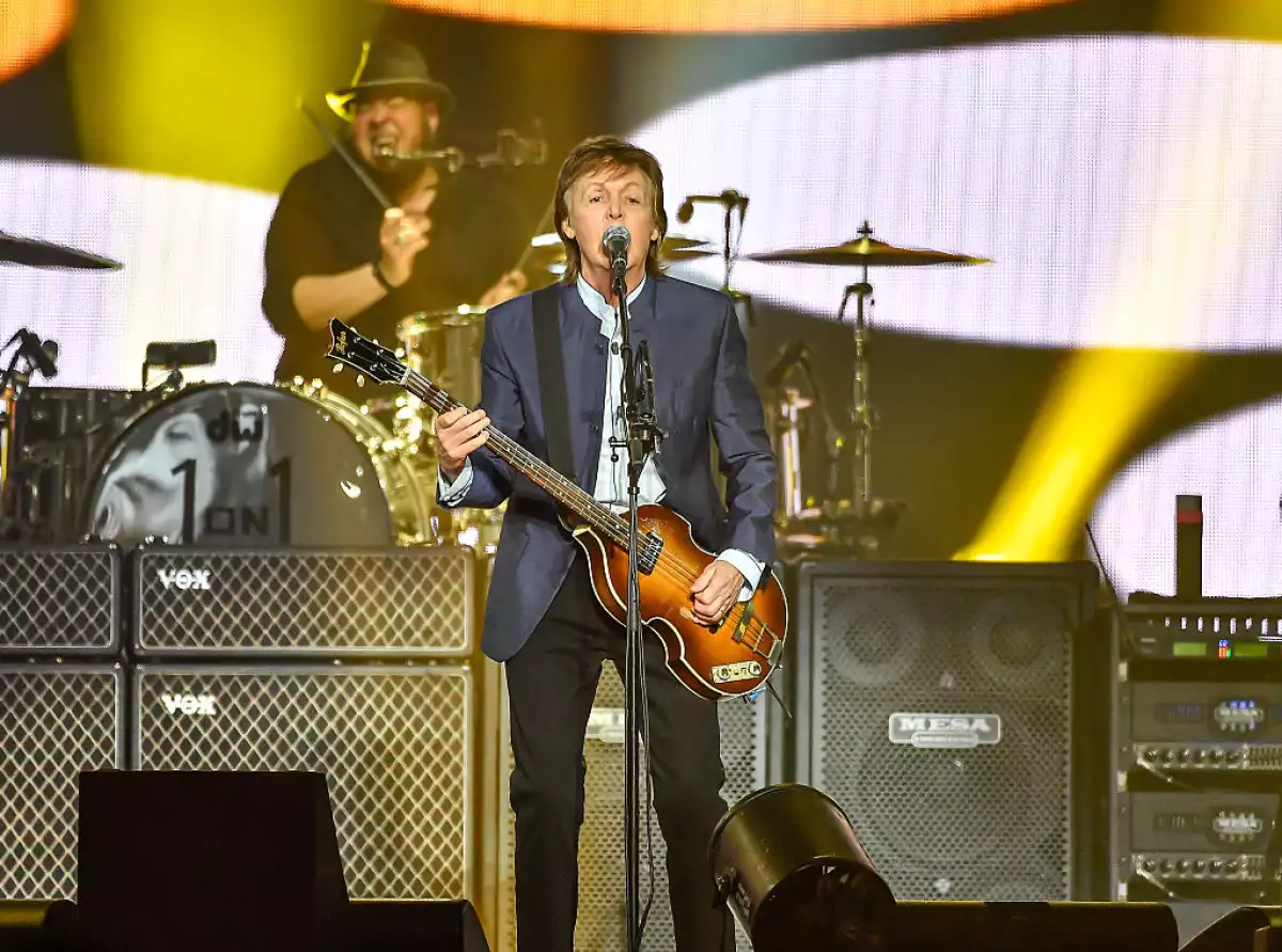 foto de archivo de Paul McCartney con guitarra y frente al micrófono en un concierto en Fresno, California, en abril de 2016.