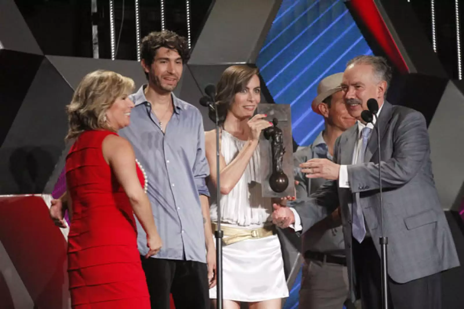 Sasha, Benny y Erik además de interpretar el tema `Cómo hemos cambiado´, recibieron la Musa por el Disco, Concepto y Gira del Año.