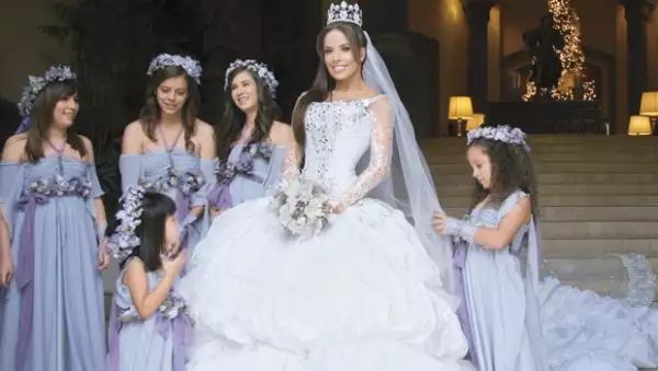 Gloria portó un diseño de Gustavo Matta que pesaba 40 kilos, tenía cristales de Swarovski y una cola de ocho metros.
