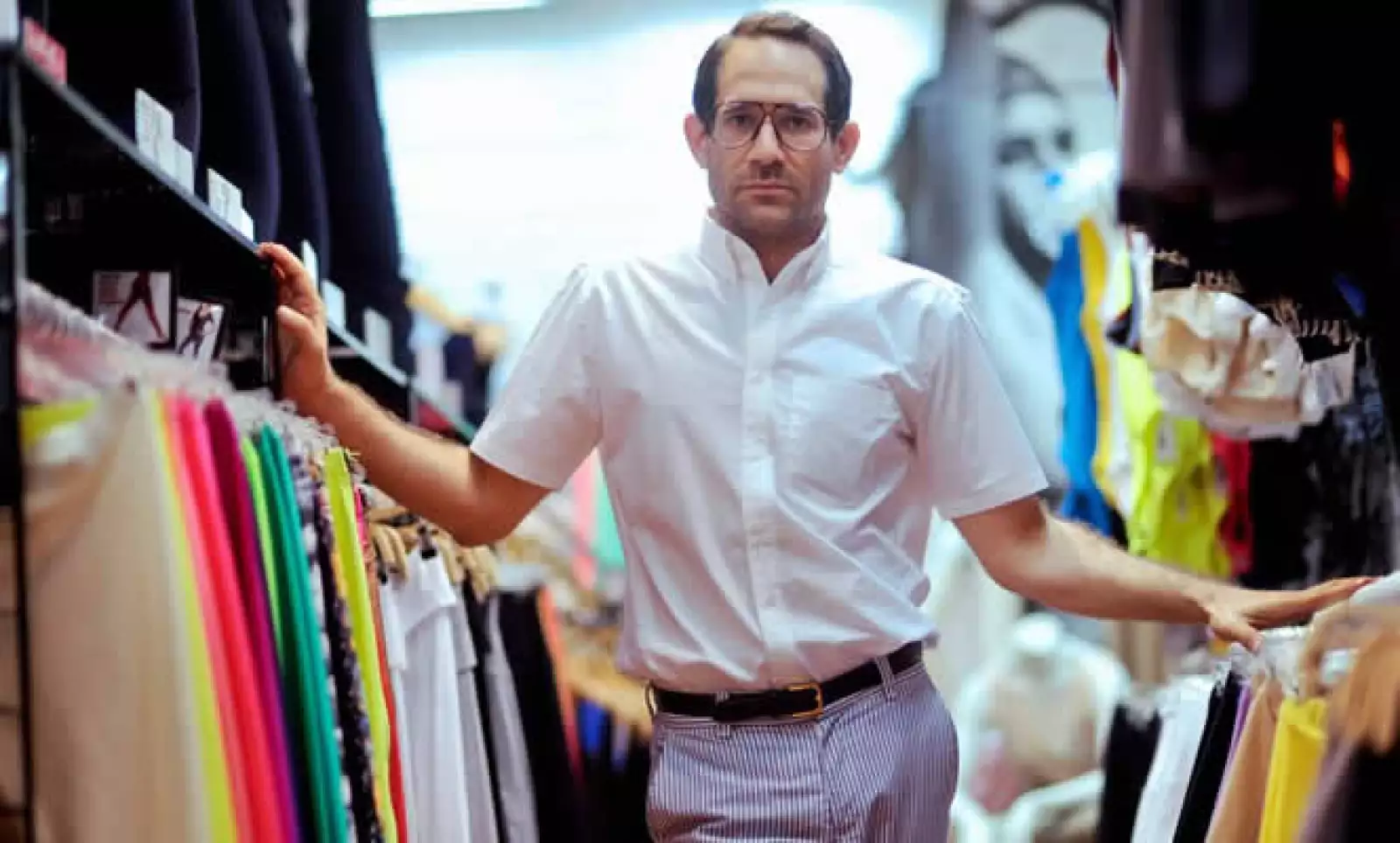 El CEO de American Apparel  fue despedido esta semana por su supuesta mala conducta, lo que puso fin a su largo historial de comportamiento extraño y demandas en su contra por acoso sexual.