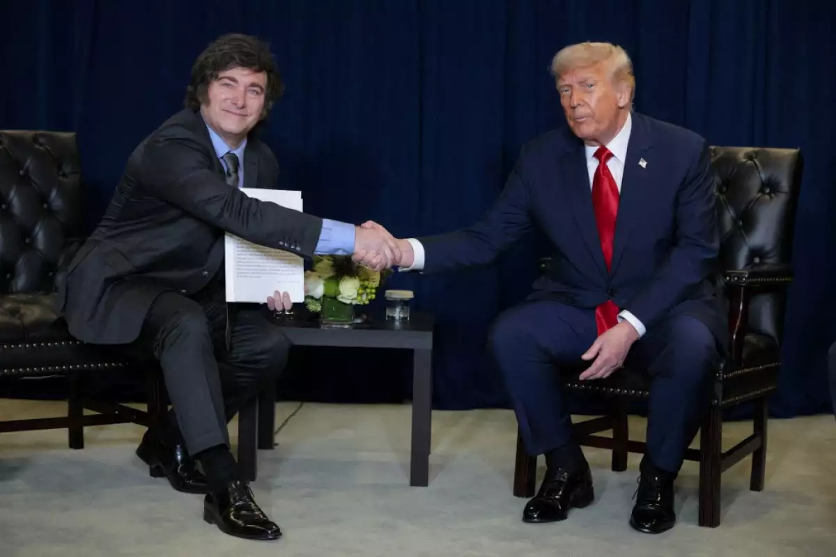 El presidente de los Estados Unidos, Donald Trump (R), estrecha la mano del presidente de Argentina, Javier Milei, durante una reunión bilateral en la 80a sesión de la Asamblea General de las Naciones Unidas (UNGA) en la sede de las Naciones Unidas el 23 de septiembre de 2025 en la ciudad de Nueva York.