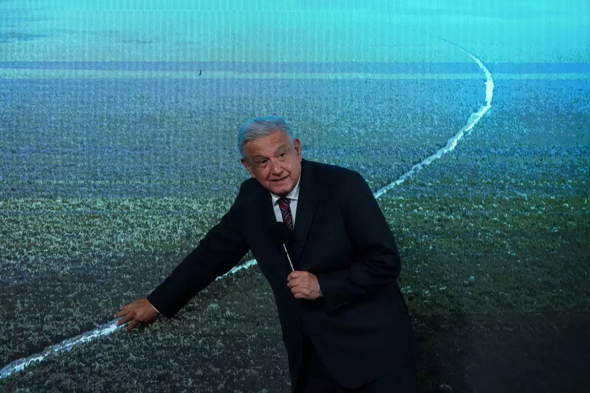 Andrés Manuel López Obrador muestra una imagen de la construcción de tramo 5 del Tren Maya durante la conferencia matutina desde Palacio Nacional.