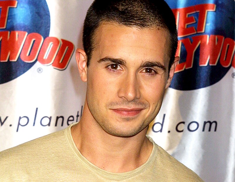 Otro caso de fracaso que no supo pasar exitosamente de los 90 a los 2000: Freddie Prinze Jr.