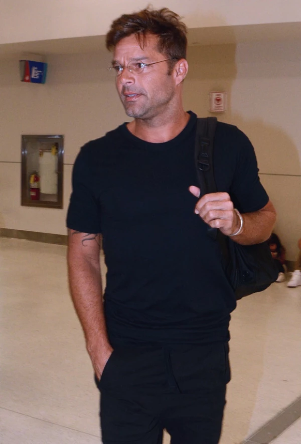 El cantante fue captado con sus hijos en el aeropuerto de Puerto Rico, dejando ver además del parecido, lo guapos que están a sus seis años.