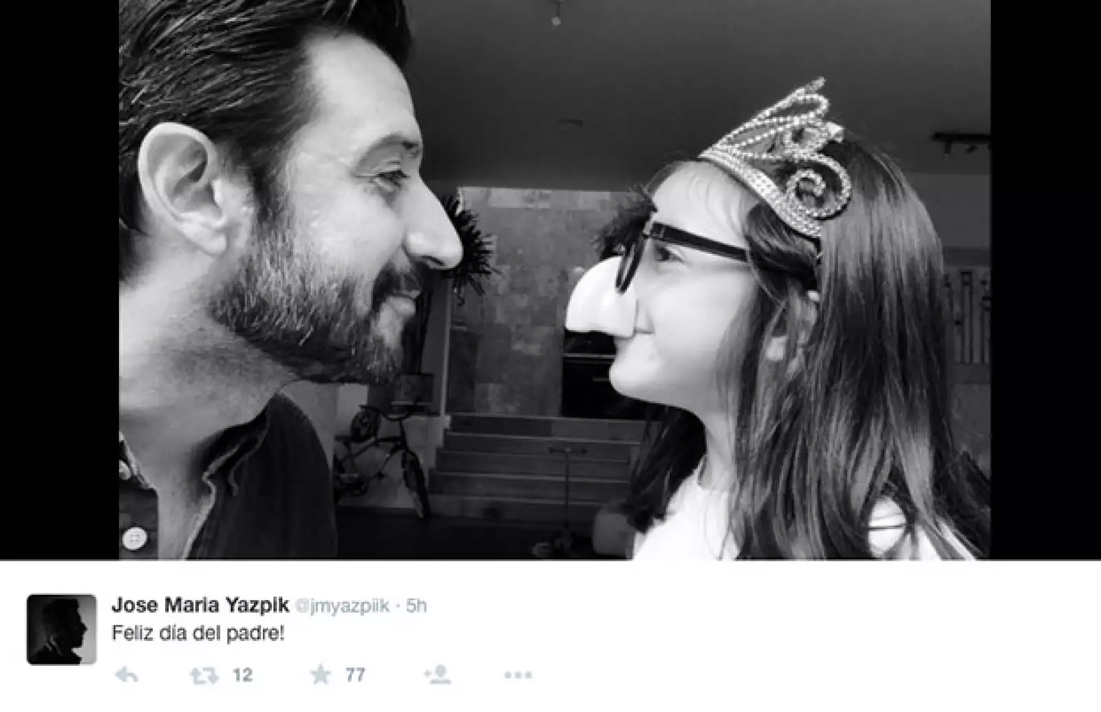 José María Yazpik se divierte con su hija en su día.