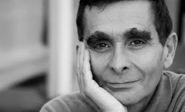 En esta entrevista, el diseñador nos compartió un poco acreda de su vida y su carrera.
