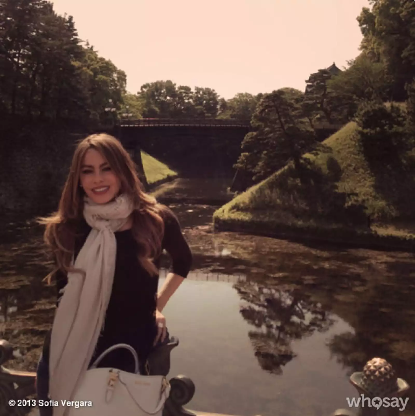 Sofía Vergara ha compartido su viaje (en esta foto en Japón) con todos sus fans de Twitter y Whosay.com