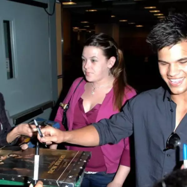 Llegando al aeropuerto de Vancouver, Canadá, atendiendo a sus fans.