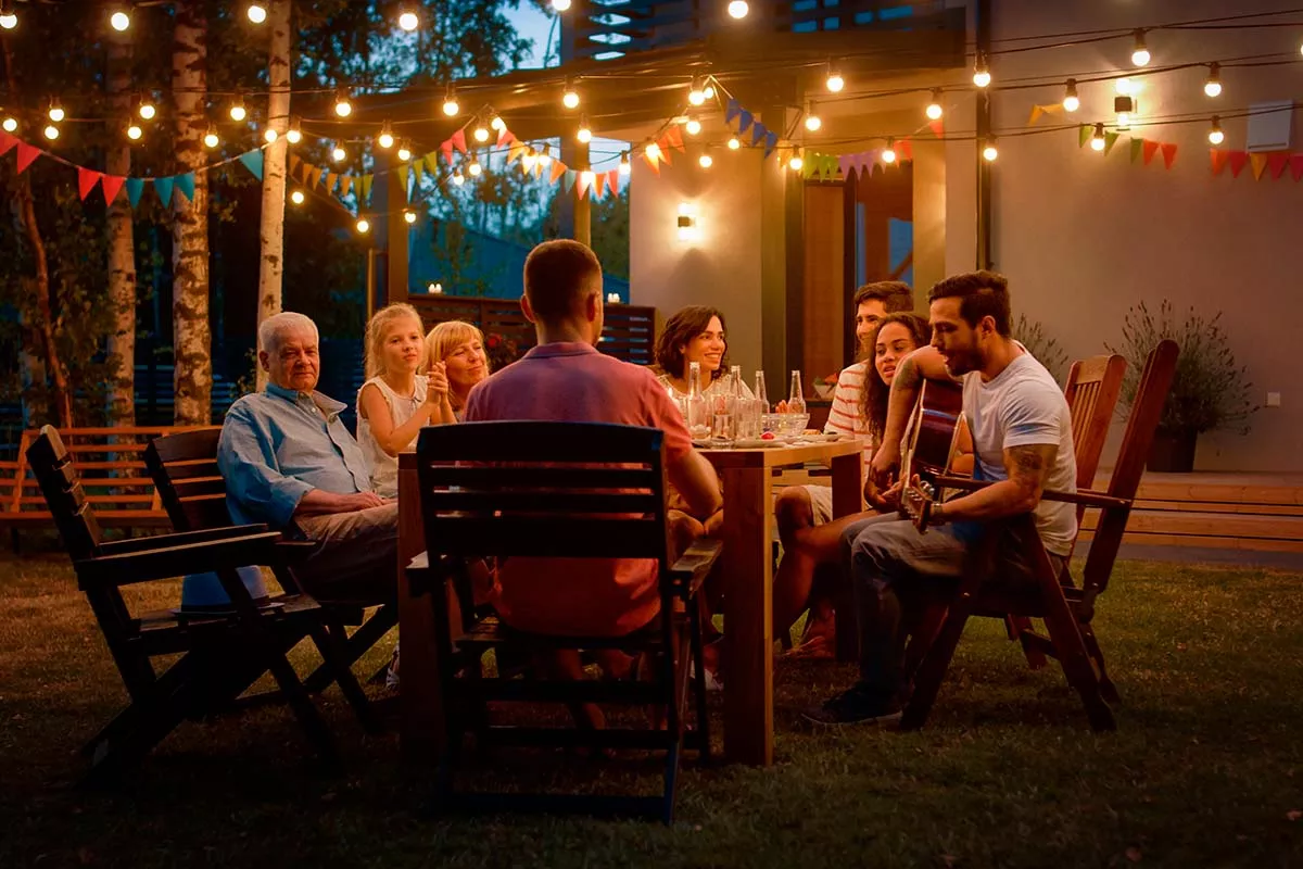 Reunión familiar en jardín en la noche.