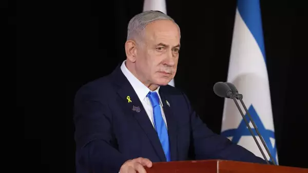 El primer ministro israelí, Benjamin Netanyahu, participa en una ceremonia conmemorativa estatal para los soldados caídos de la guerra de dos años en Gaza en el cementerio militar Mount Herzl en Jerusalén el 16 de octubre de 2025. Netanyahu dijo el 16 de octubre que estaba decidido a garantizar que Hamas devolviera los restos de los rehenes que aún están en Gaza, y agregó que la lucha "aún no ha terminado".