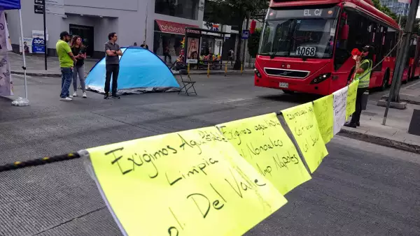 Vecinos retiran bloqueo en Insurgentes tras seis días por agua contaminada