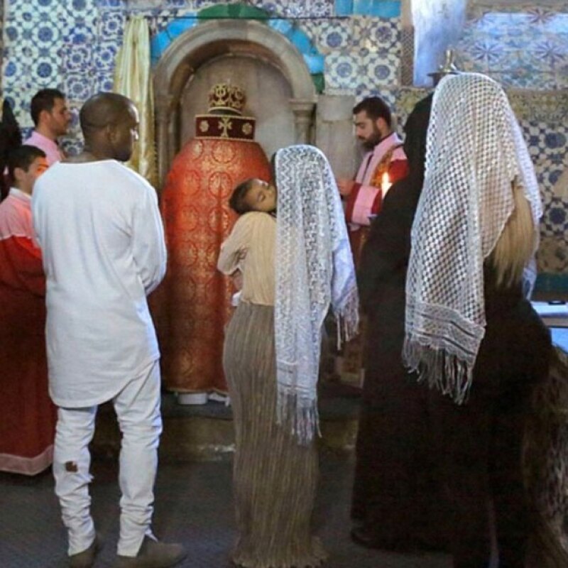 Durante la ceremonia, Kim y Khloé lucieron mantos blancos sobre su cabeza.