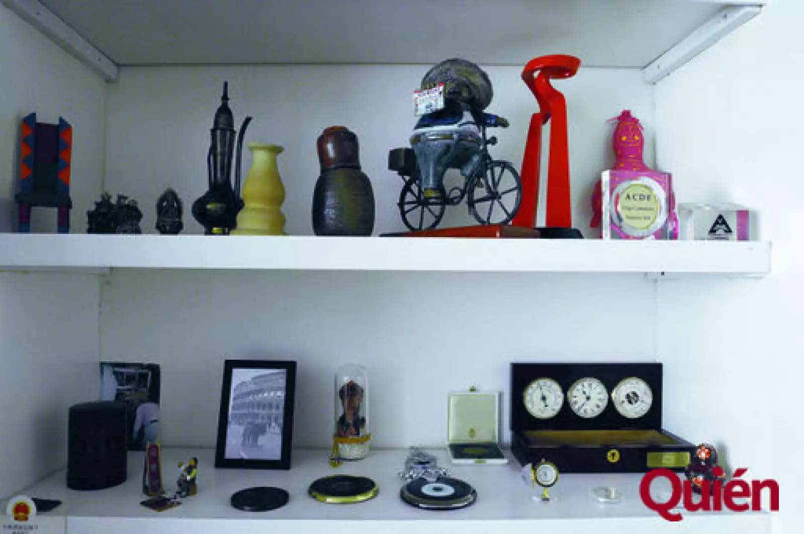 Detalle de las repisas del librero de su oficina