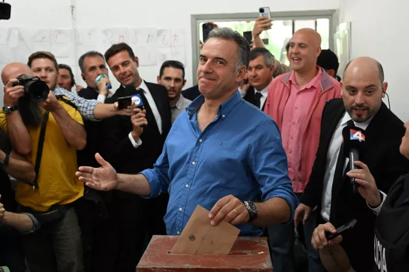 El candidato presidencial de Uruguay por el partido Frente Amplio, Yamandu Orsi, hace gestos mientras emite su voto durante las elecciones presidenciales y legislativas en Canelones, Uruguay, el 27 de octubre de 2024.