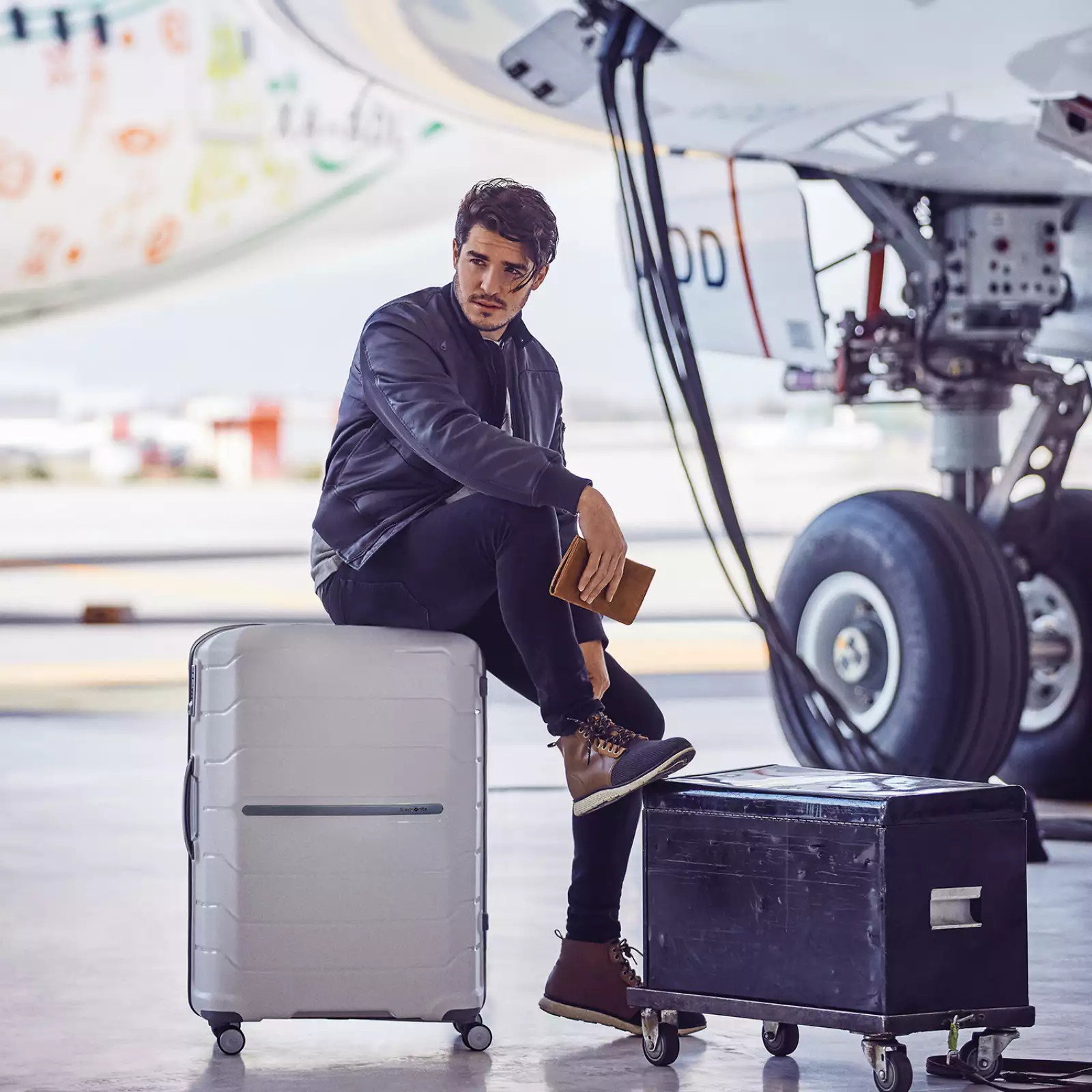 Influencers Con Maleta En Mano