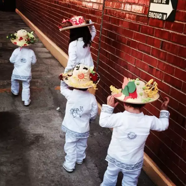 Para dar inicio a la primavera, así fueron al Kinder las pulgas de Inés.
