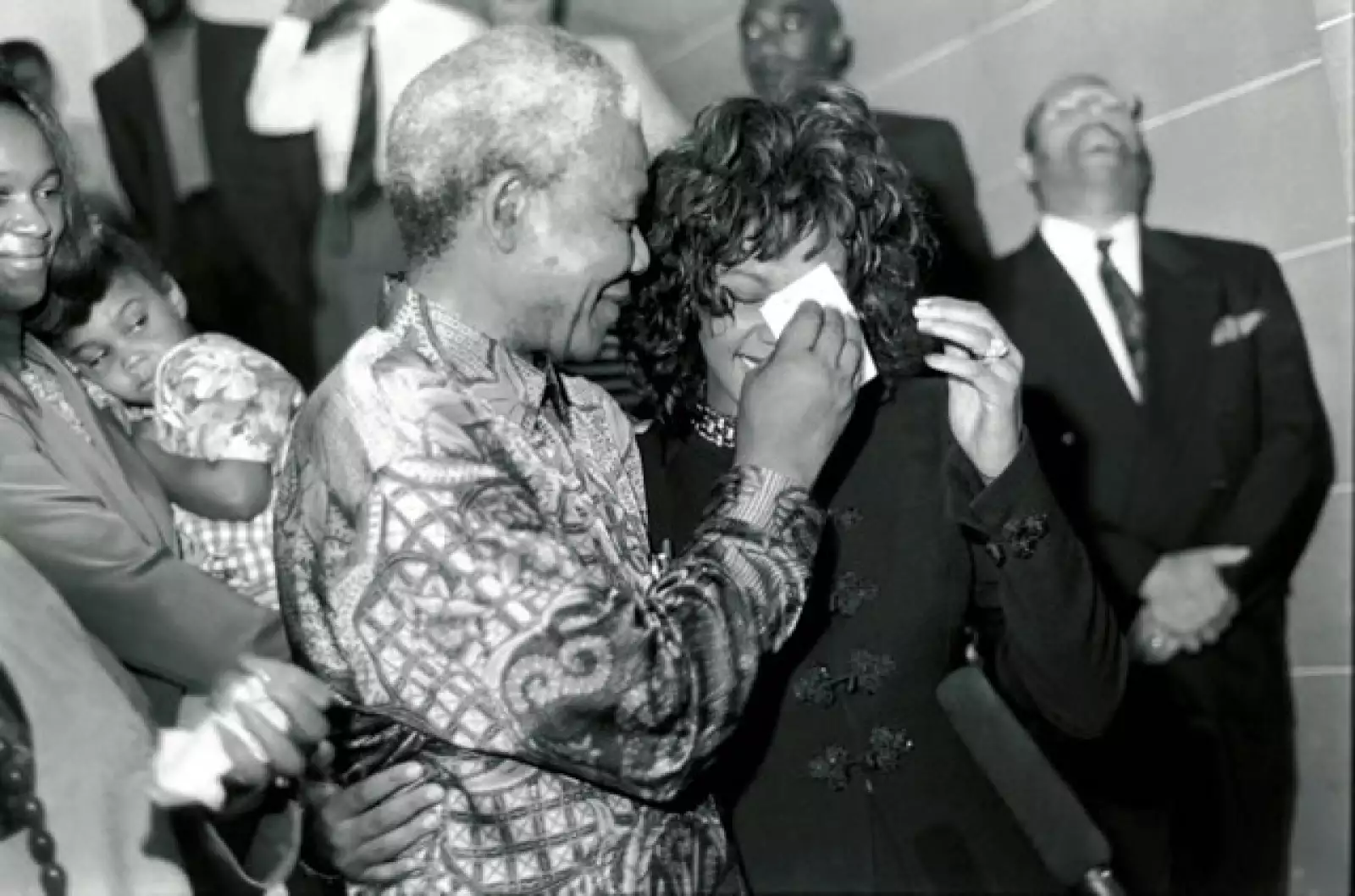Whitney Houston lloró de emoción al conocer a Mandela durnate su visita a Pretoria en 2009.
