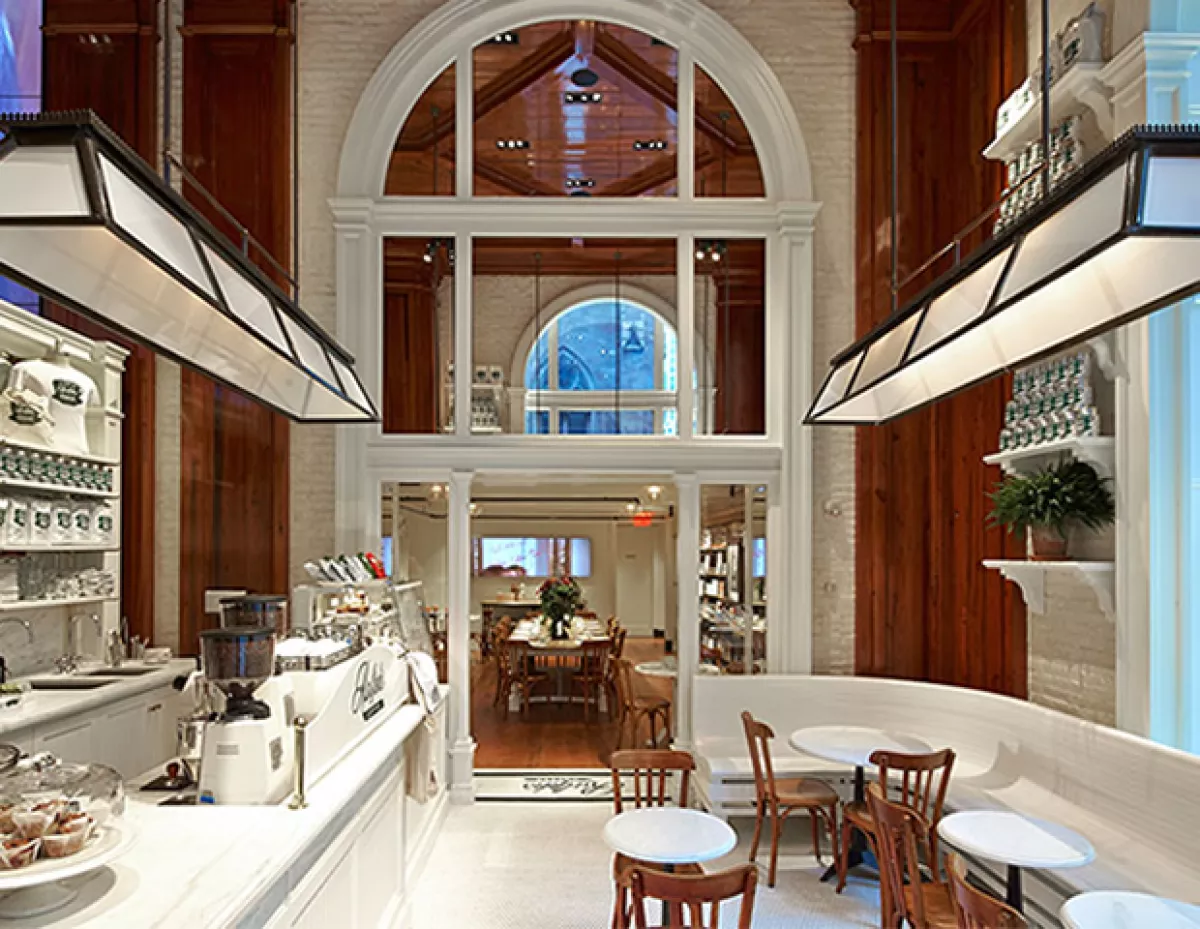 Ralph´s Coffee tiene vista hacia la 5ta Avenida de Nueva York.