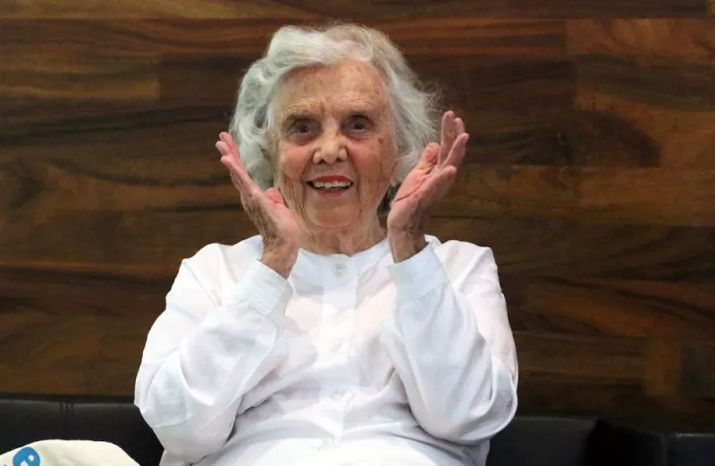 Emotivo encuentro entre Elena Poniatowska y sus admiradores se consumó al medio día en el museo Juan Soriano.