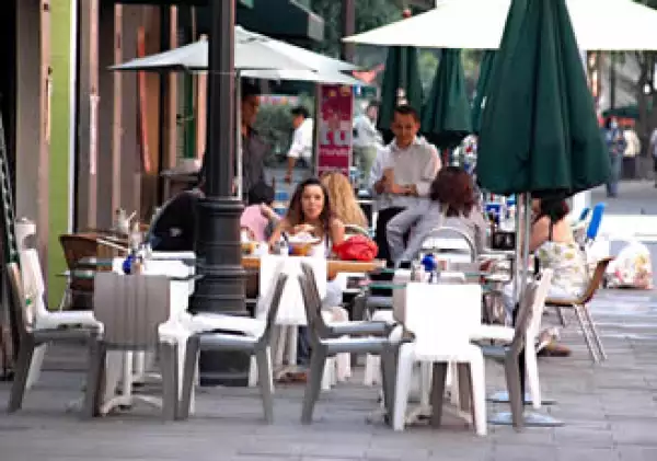 Estos meses de calor, los comensales disfrutan del aire libre a la hora de la comida. (Foto: Notimex)