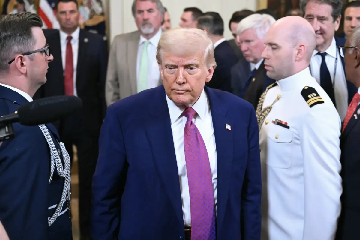 Trump celebrará su cumpleaños con desfile pese a las protestas 'No Kings' y tormentas