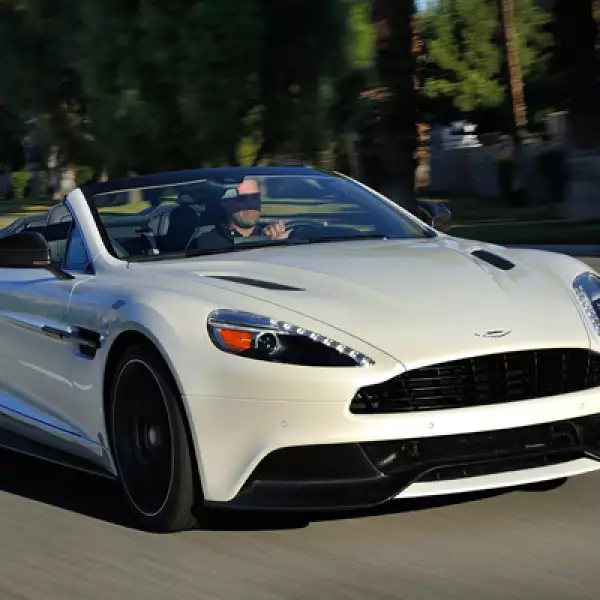 El rendimiento, meticulosidad y lujo del Vanquish se combinan con el puro  hedonismo al aire libre. El Volante conserva la precisión de su hermano coupé . Con un motor de 565 caballos de fuerza puede alcanzar los 295 km/h.