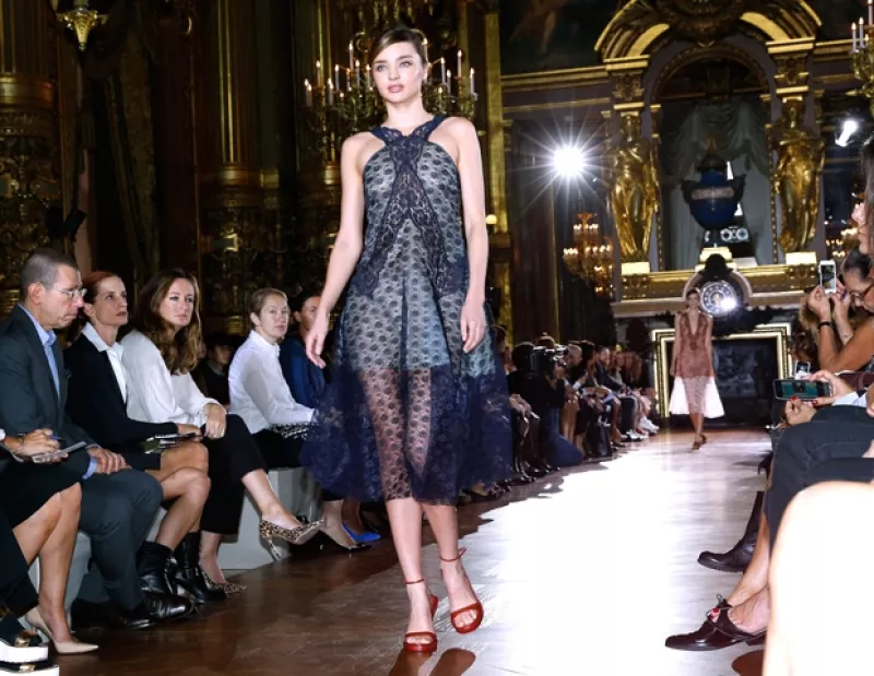 Luego de dejar mucha piel al descubierto con un pronunciado escote Miranda Kerr se posiciona como una de las modelos más sexys durante su paso en la Semana de la Moda parisina.