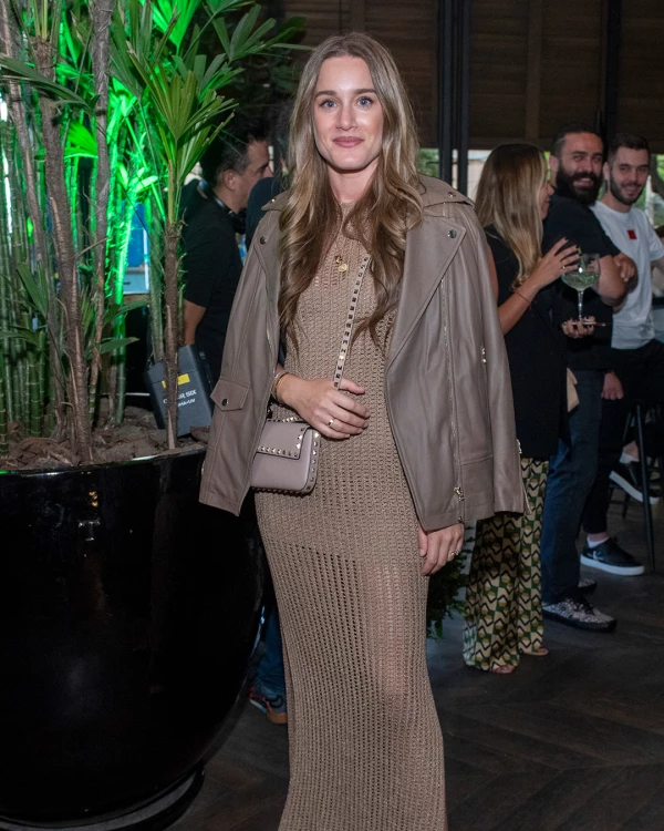 Mujer en evento de Tanqueray