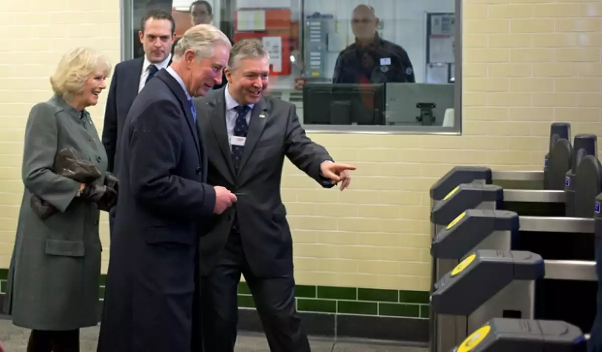 Carlos de Inglaterra al entrar en la línea del metro.