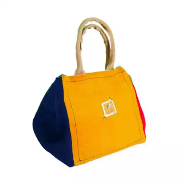 La tienda Colette sacó a la venta esta bolsa inspirada en la primera dama, cuesta 125 euros.