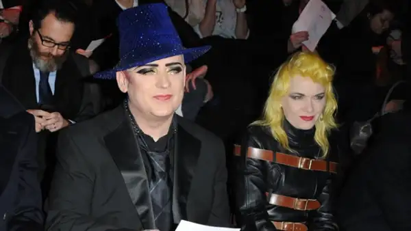 Boy George con un sombrerito azul y los ojos súper maquillados.