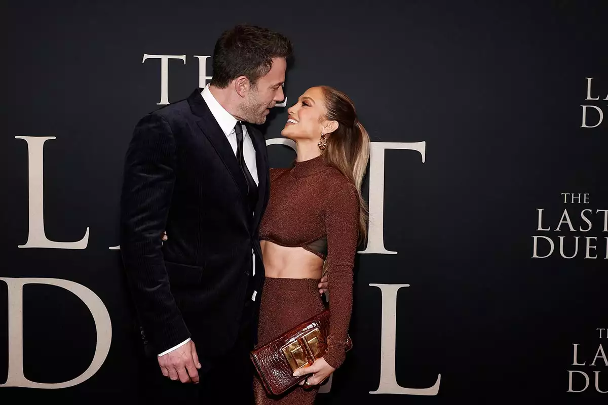 Jennifer-Lopez-y-Ben-Affleck,-octubre-2021.jpg