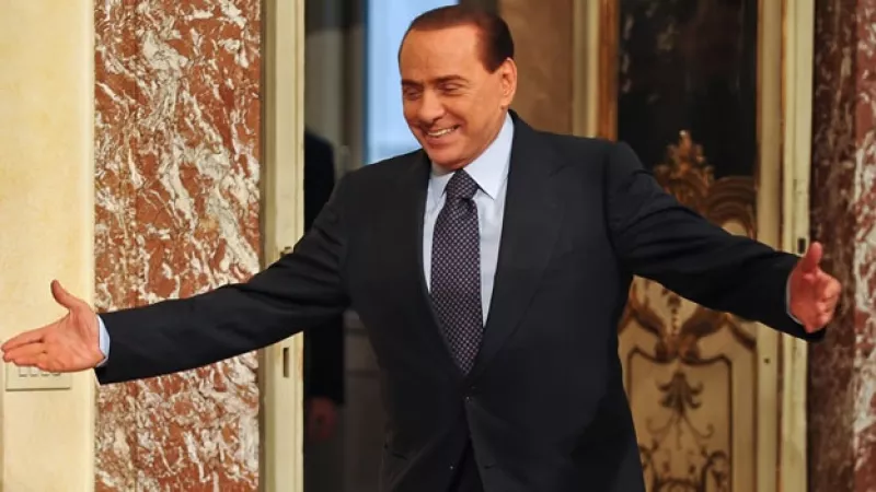 silvio berlusconi de brazos abiertos