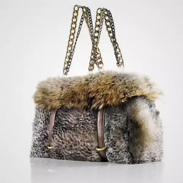 La colección “Sophia” se inclina por relieves de pieles exóticas como leopardo e incluso algunas piedras semipreciosas.