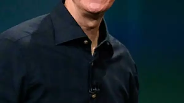 Tim Cook hizo el anuncio en un columna periodística, en el que expresó que callar su orientación sexual lo detenía de ayudar a otros.