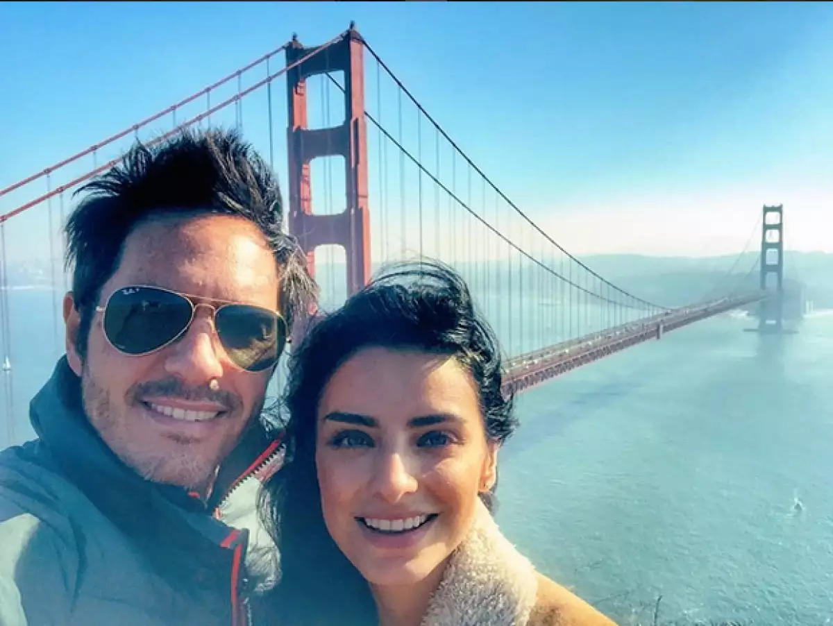 La guapa pareja de actores empezó la celebración desde hace unos días al hacer un roadtrip por California, Estados Unidos.