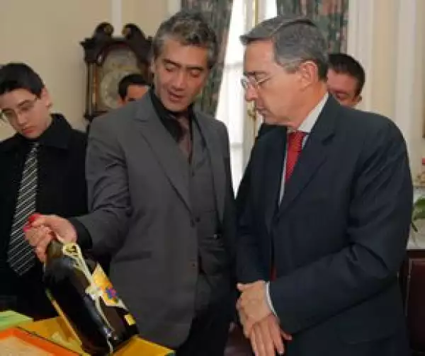 Alejandro Fernández le regaló al presidentee colombiano una botella de tequila Reserva de la Familia.