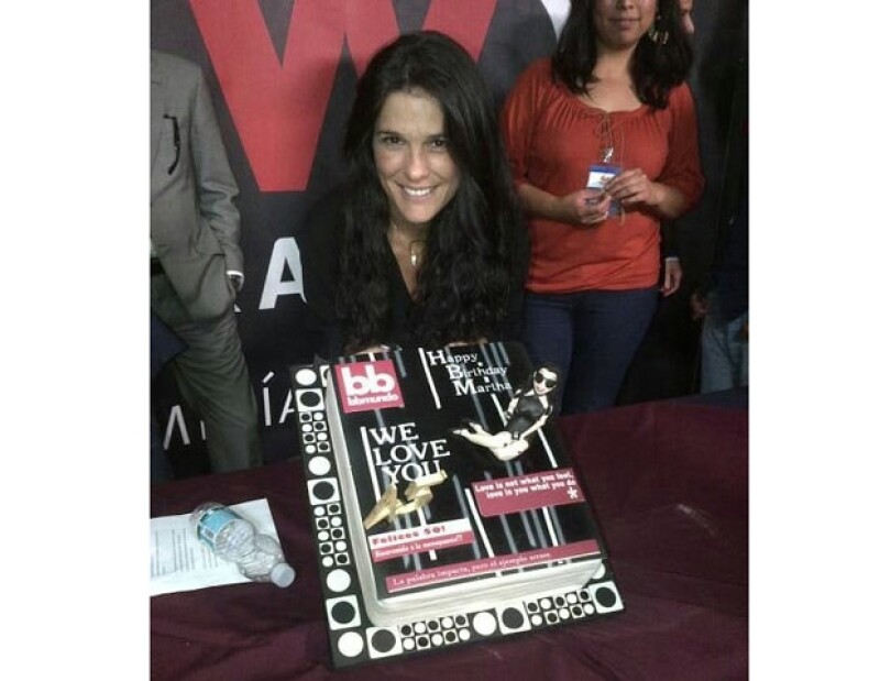 La locutora posó con su pastel.