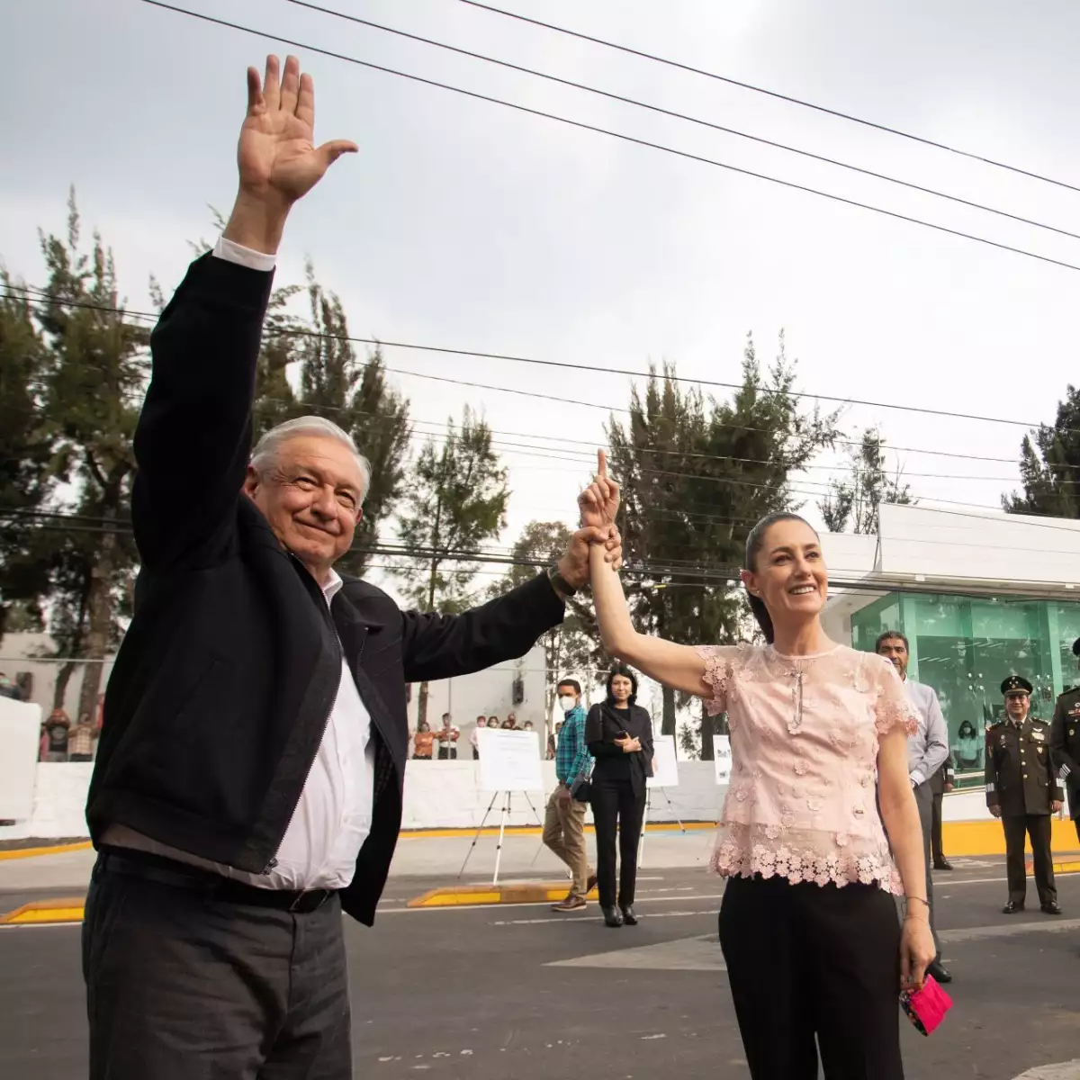 AMLO levanta la mano de Claudia Sheinbaum