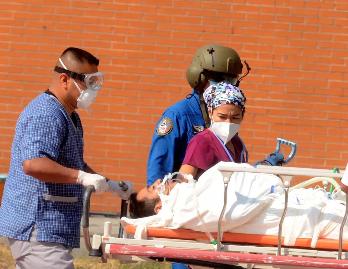 Personal médico, momentos antes del traslado de un hombre en helicóptero.