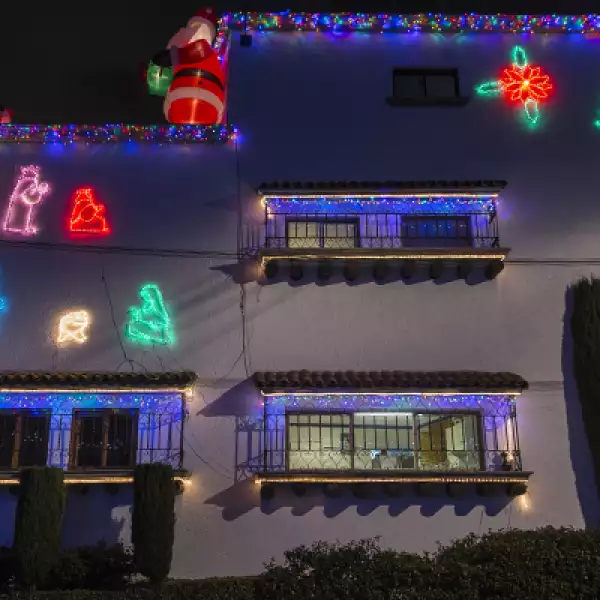 Cada diciembre algunas casas en la Ciudad de México se iluminan para recibir la Navidad con coloridos adornos. Aquí, un ejemplo de esto con una casa en el Pedregal, al sur de la capital.
