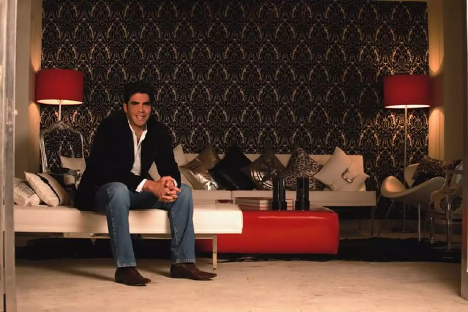 Esta sala se llama “la VIP”, pues está en un privado. Los muebles y cojines son Fendi.