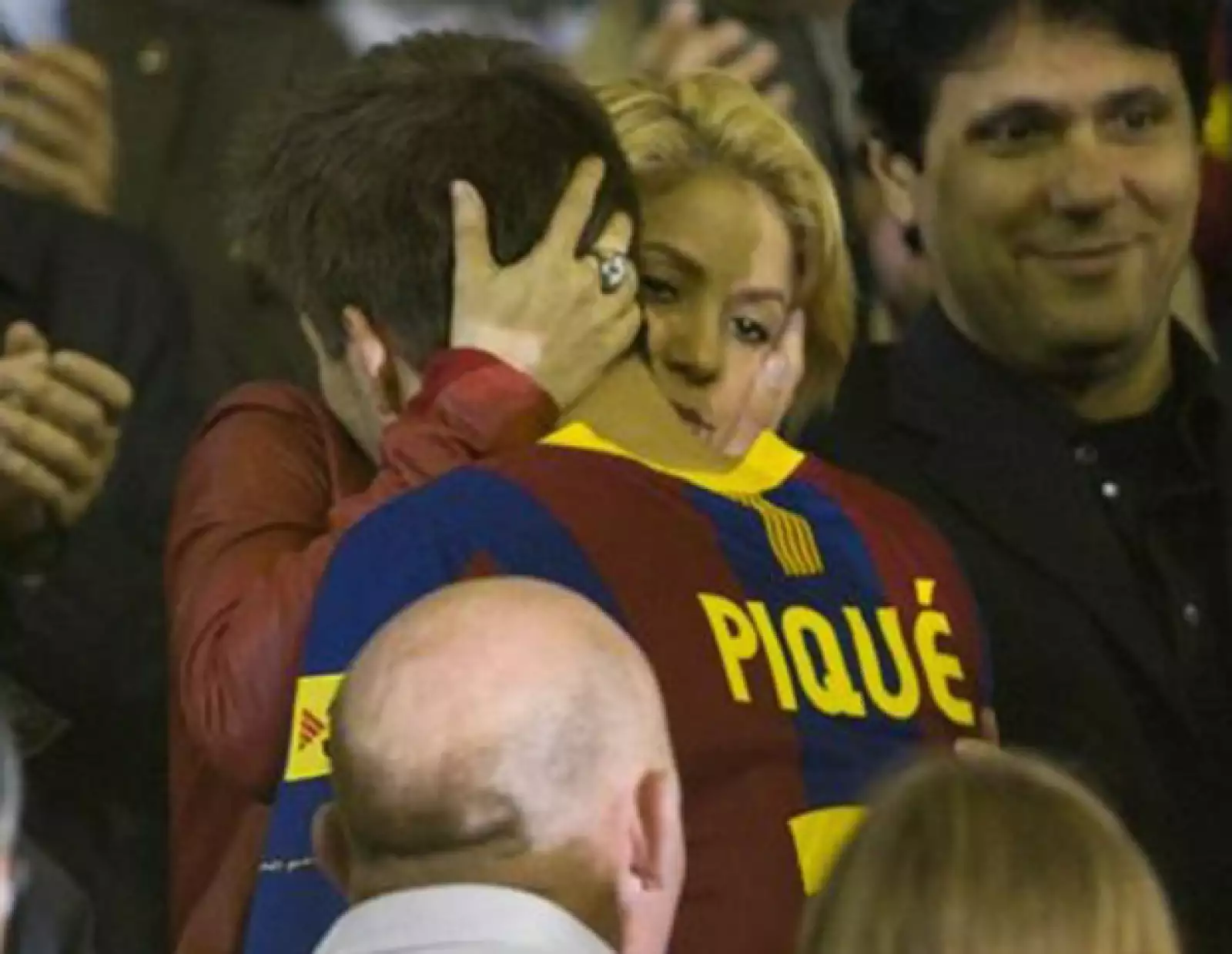 Shakira hasta besitos le dio a Piqué cuando su equipo, el Barcelona, perdió ante el Madrid.